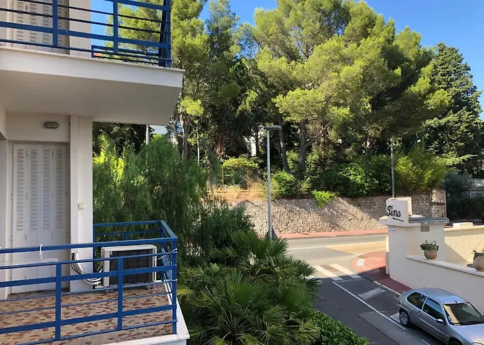 Les Pins アパート *