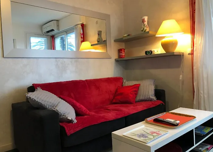 Les Pins アパート *