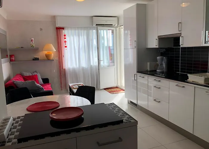 Les Pins アパート *